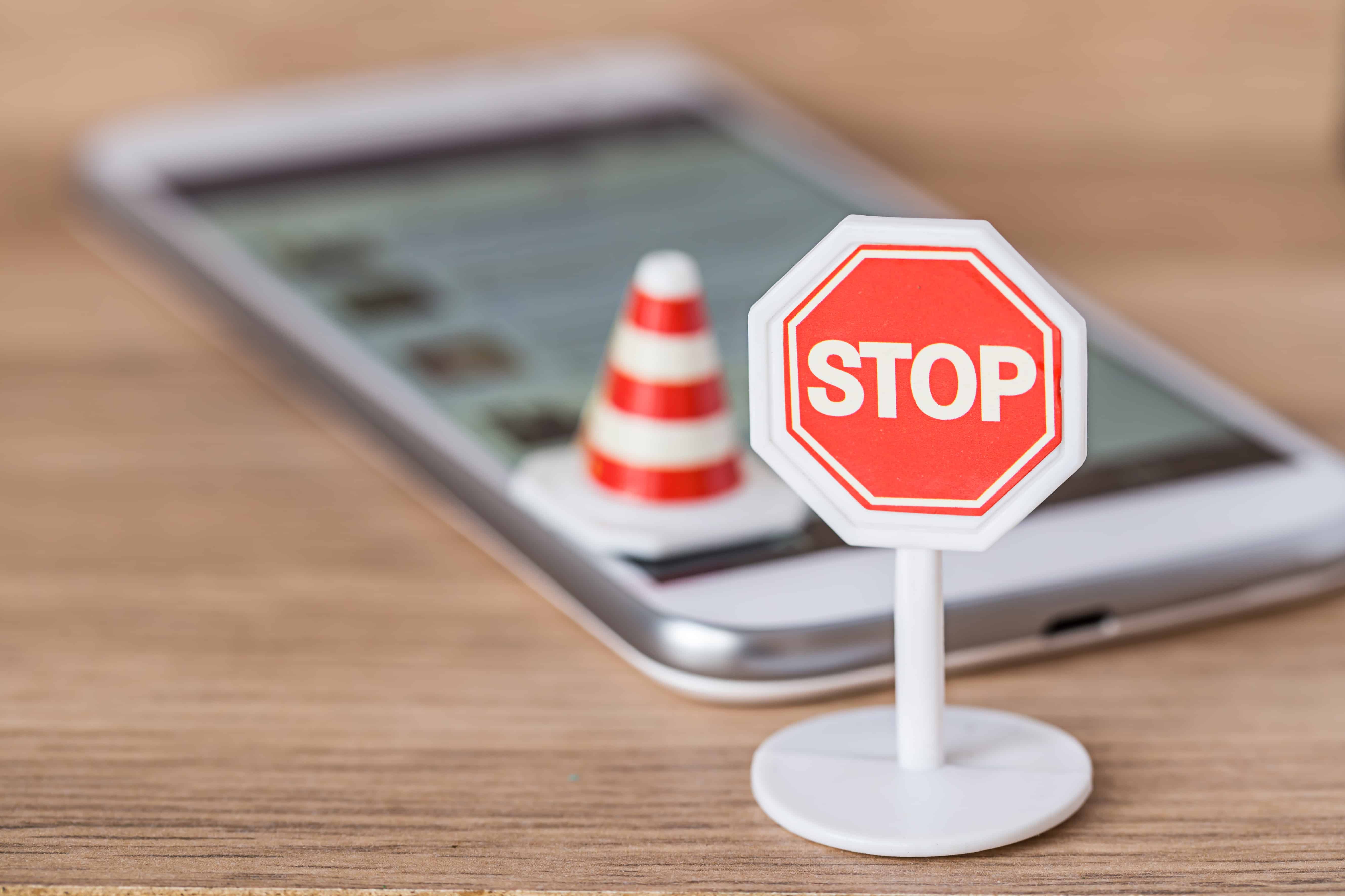 stop all'uso del cellulare alla guida; l’invio di SMS al volante sembra essere la causa di un incidente su dieci