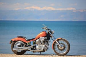 moto arancione in riva al mare