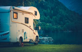 camper sul lago di notte