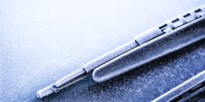 tergicristalli su vetro ghiacciato