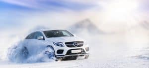 Macchina con gomme invernali sulla neve