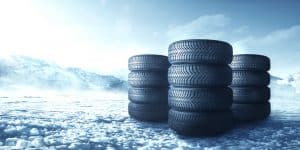 Pneumatici invernali su fondo innevato