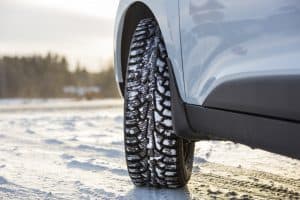 pneumatico invernale su fondo innevato