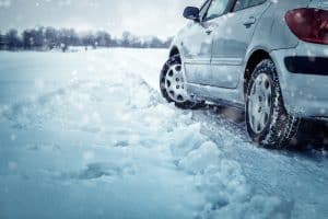 auto su neve con pneumatici invernali