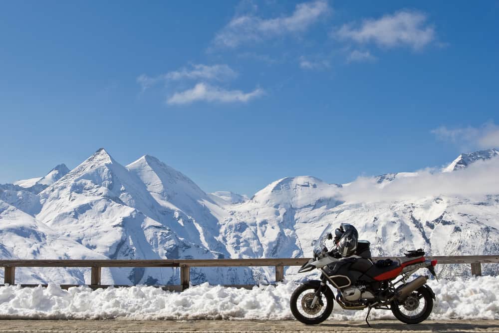 panorama montagne con moto