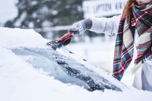 pulizia parabrezza dalla neve