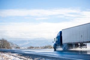 Camion su strada bagnata