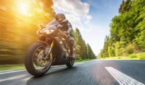 motociclista in strada