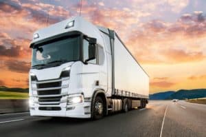 camion bianco in viaggio