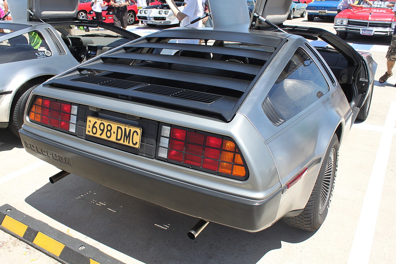 Posteriore della DeLorean DMC-12 con le lamelle nere sul lunotto
