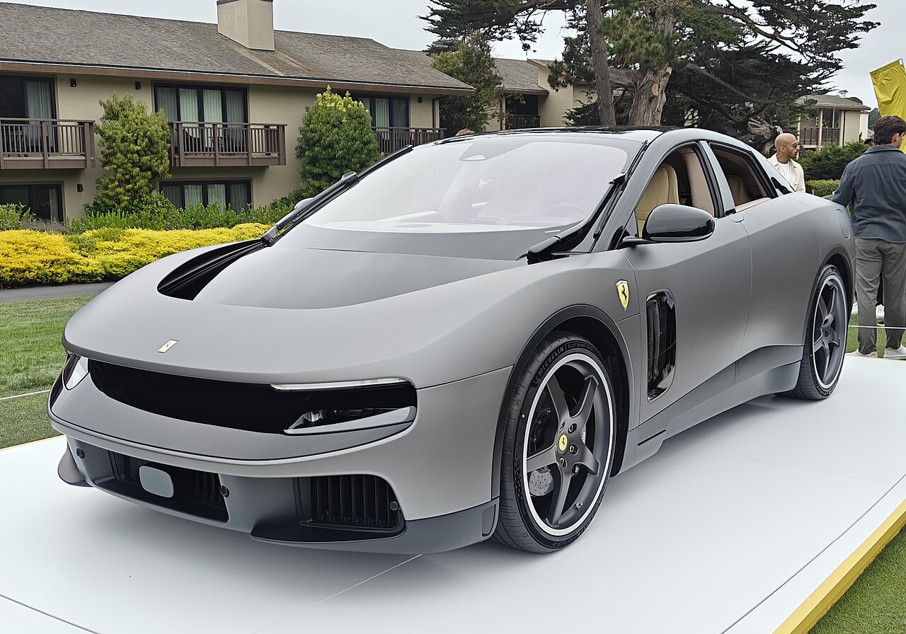 Ferrari Luce grigia esposta a Pebble Beach nell'agosto 2026
