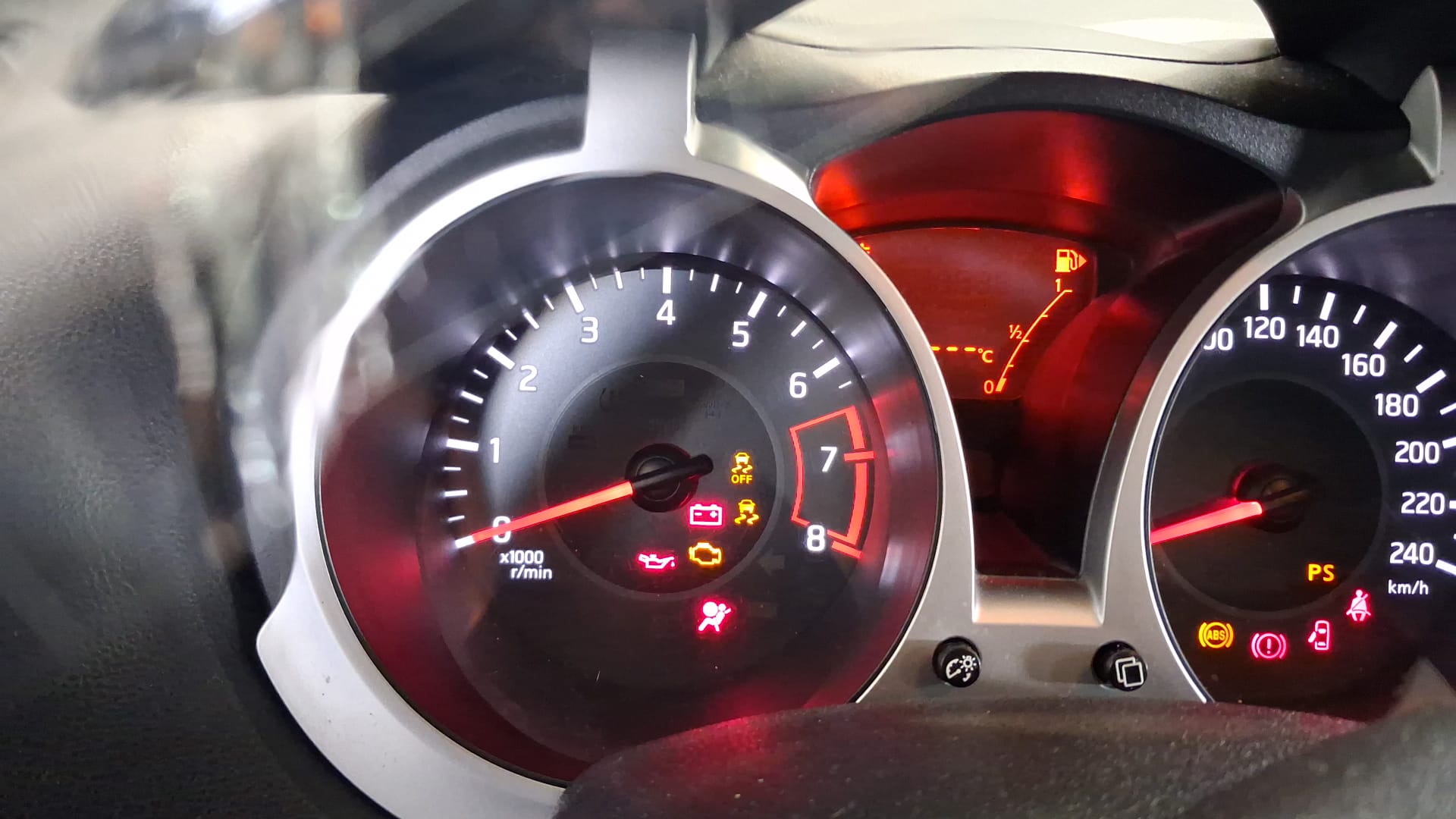 Spie ABS, ESP e airbag accese sul quadro strumenti di un'auto