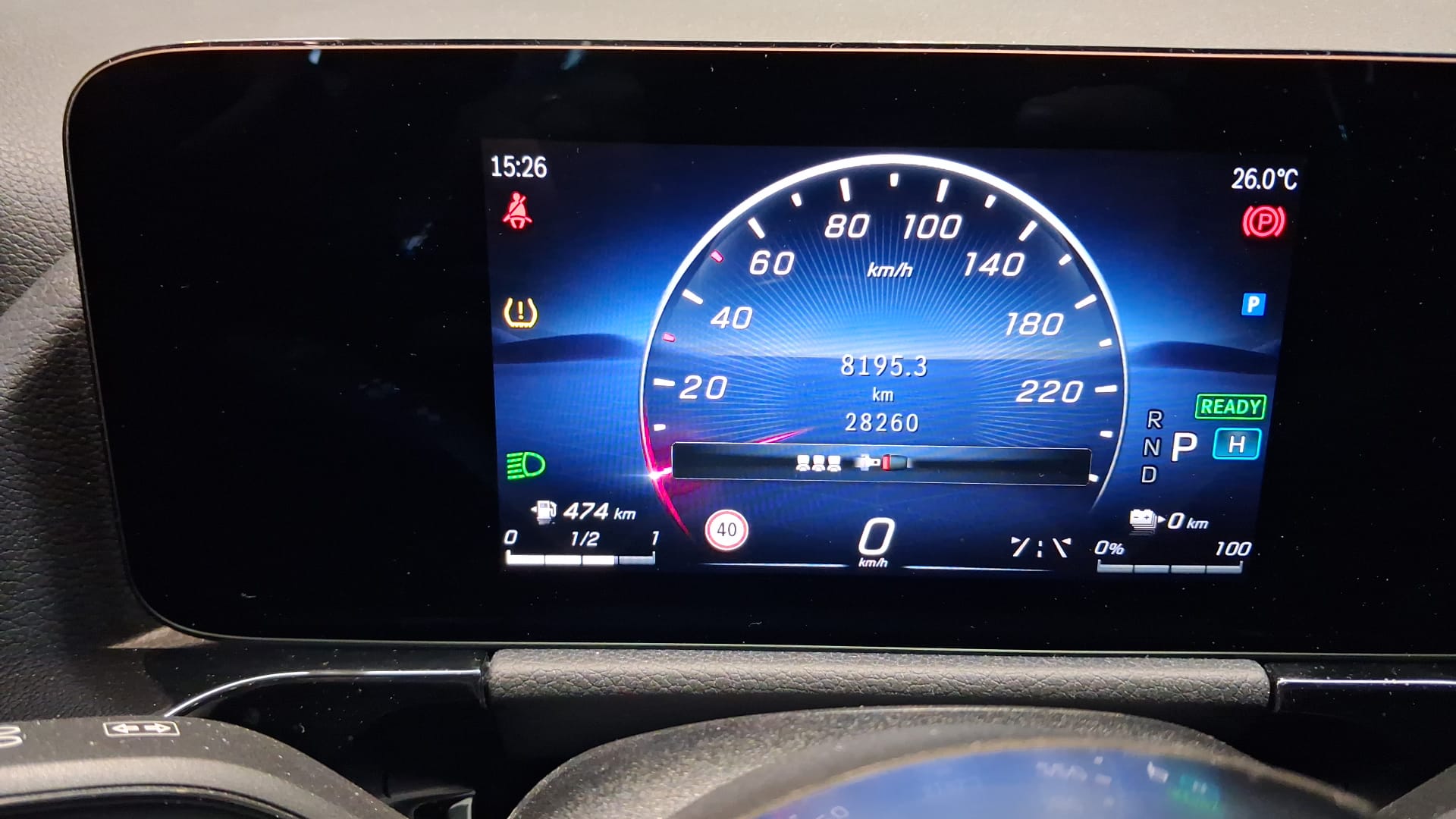 Spie su un cruscotto digitale: cintura, pressione gomme e freno di stazionamento