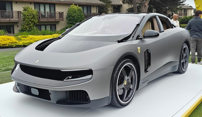 Ferrari Luce grigia esposta a Pebble Beach nell'agosto 2026